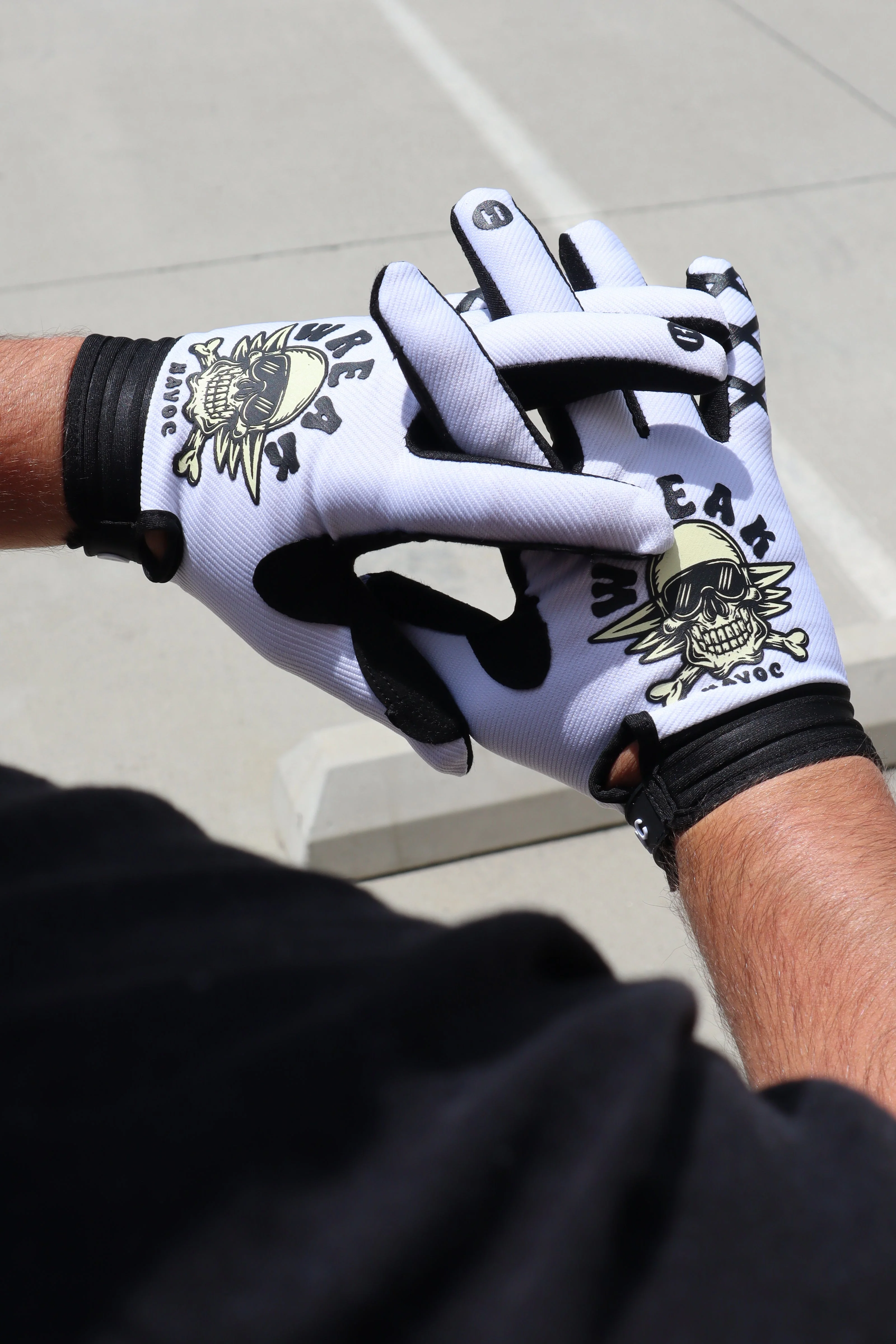 Skull and Crossbones Gloves - Image 3